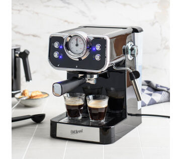 De espressomachine heeft een retrolook met moderne prestaties.